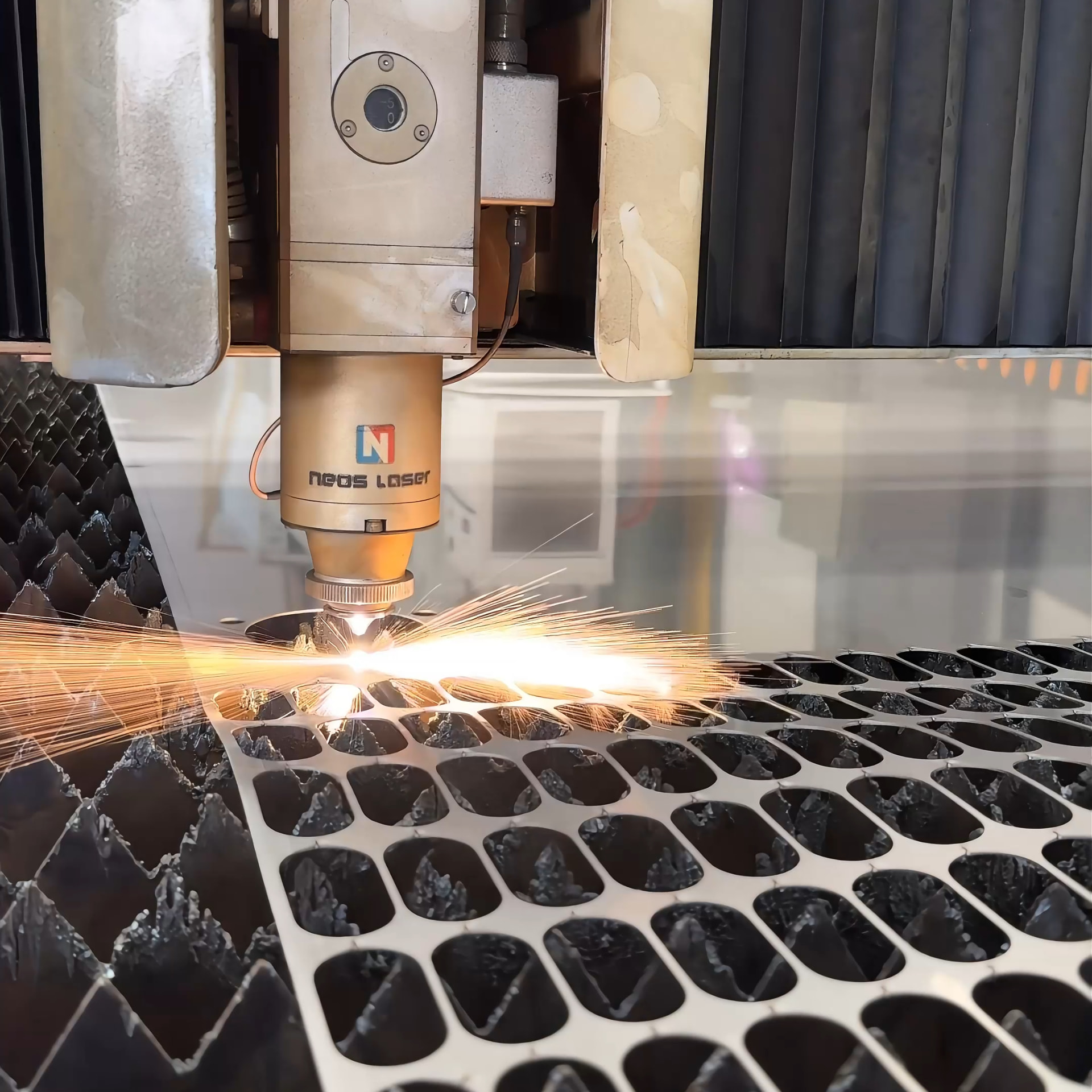 Corte a laser industrial de chapa metálica em produção seriada na Neos Laser